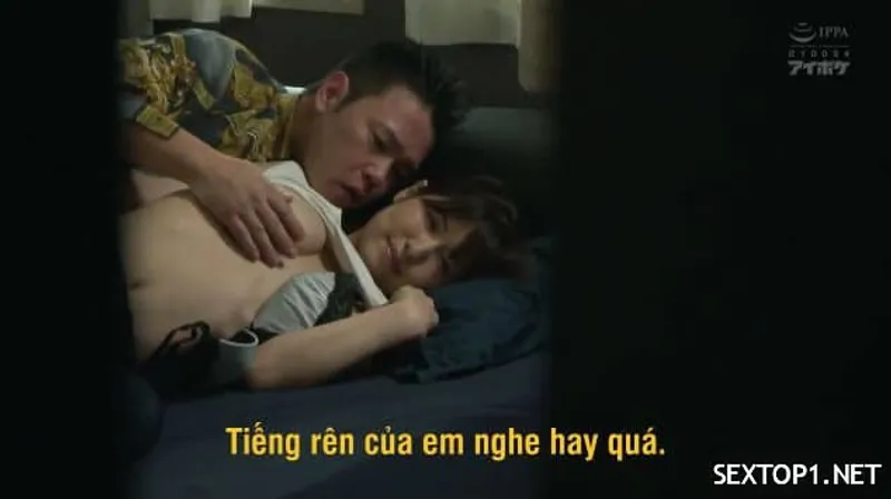 Sợ bị bạn bè tẩy chay, bé nữ sinh nhút nhát cho các bạn nam trong lớp xếp hàng địt